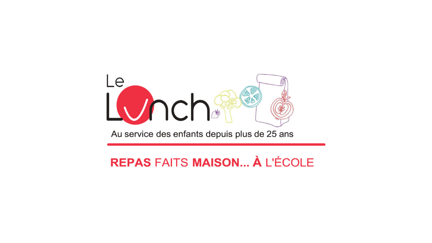 Logo du service de traiteur scolaire Le Lunch avec l’inscription « Au service des enfants depuis plus de 25 ans » et le slogan « Repas faits maison… à l’école ». Des illustrations de légumes et d’un sac-repas accompagnent le visuel sur fond gris pâle.